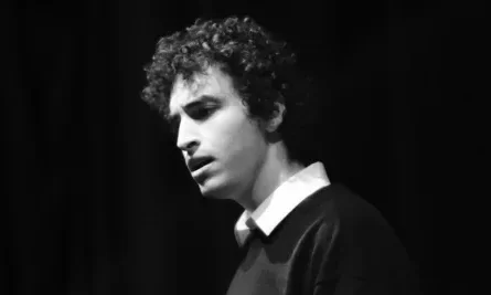 Portrait en noir et blanc d’un jeune comédien sur scène